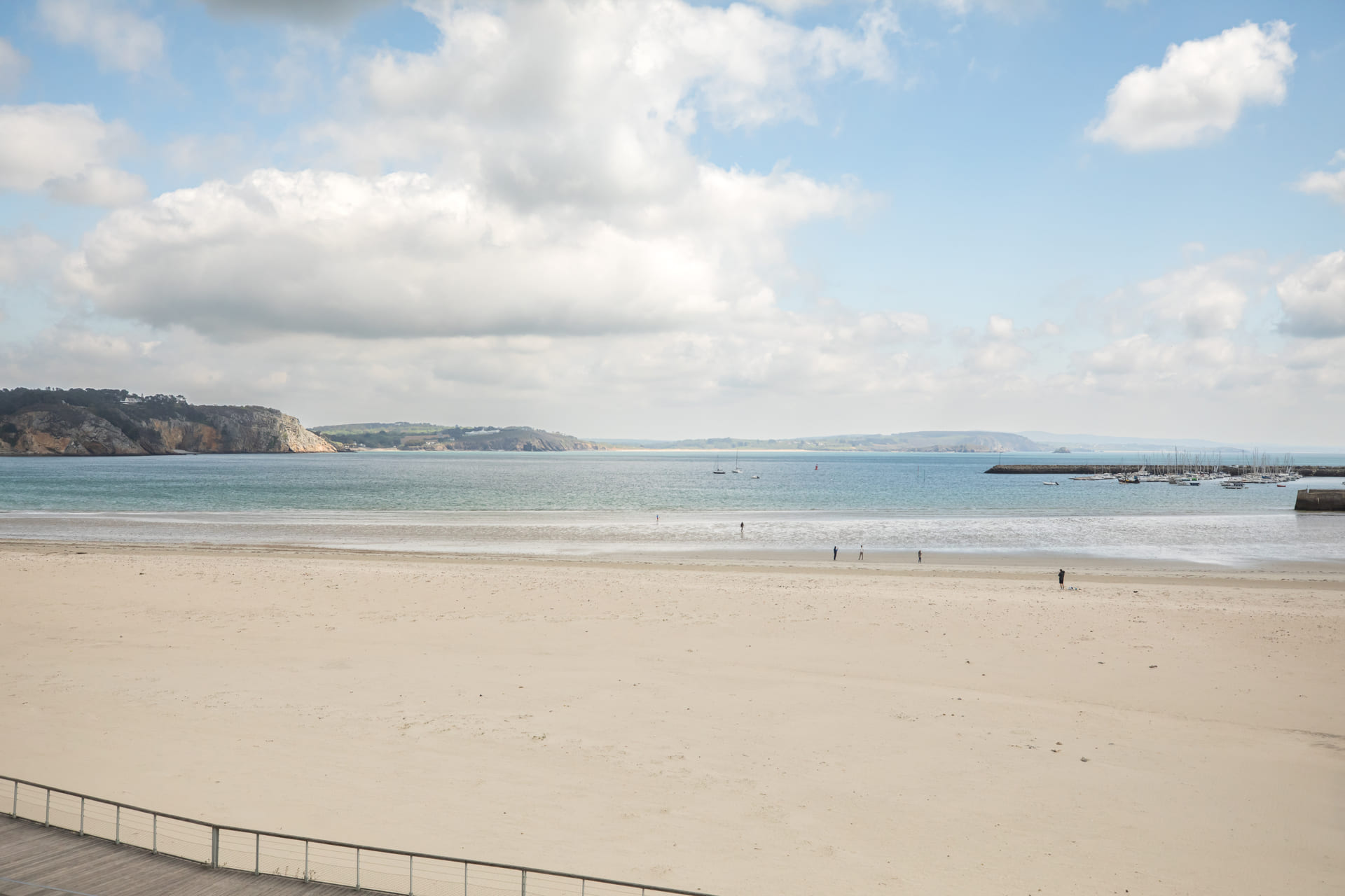 hotel face a la plage de morgat
