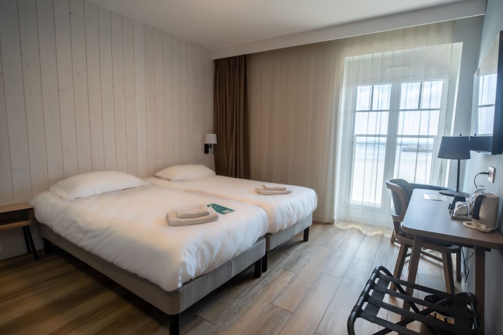 chambre twin supérieure vue sur mer hotel de la baie crozon
