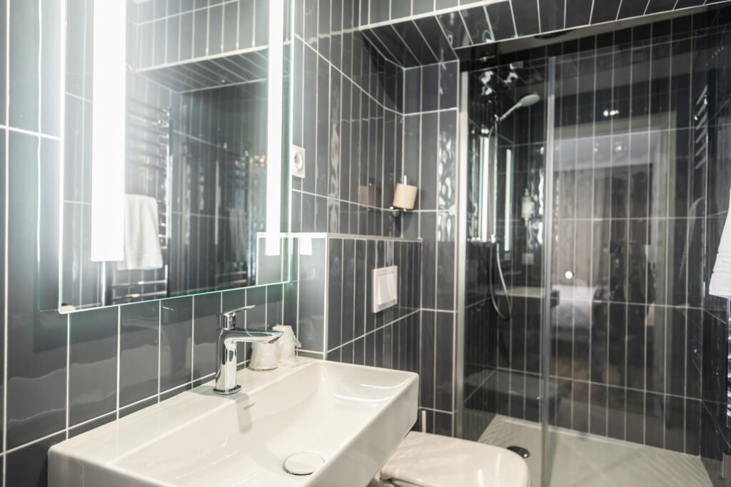 chambre twin supérieure vue sur mer hotel de la baie crozon salle de bain