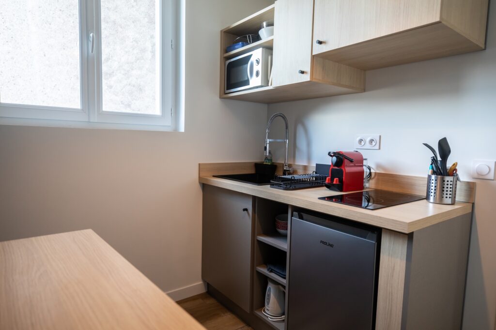 studio double vue sur le port hotel de la baie crozon kitchenette