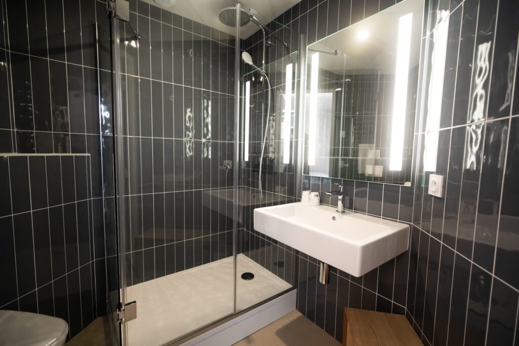 studio double vue sur le port hotel de la baie crozon salle de bain